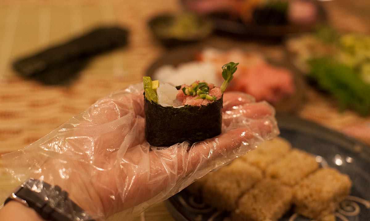 EatWith: Sushi Kochkurs mit Shino-San in Tokyo